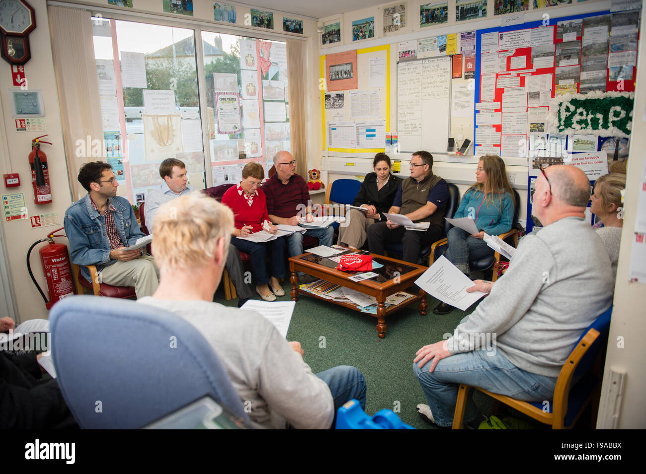 Mitglieder der Penparcau-Community-Forum-treffen, soziale Fragen, die die th Leben der Menschen in ihrem lokalen sozialen Wohnsiedlung, Aberystwyth, Wales UK zu diskutieren Stockfoto