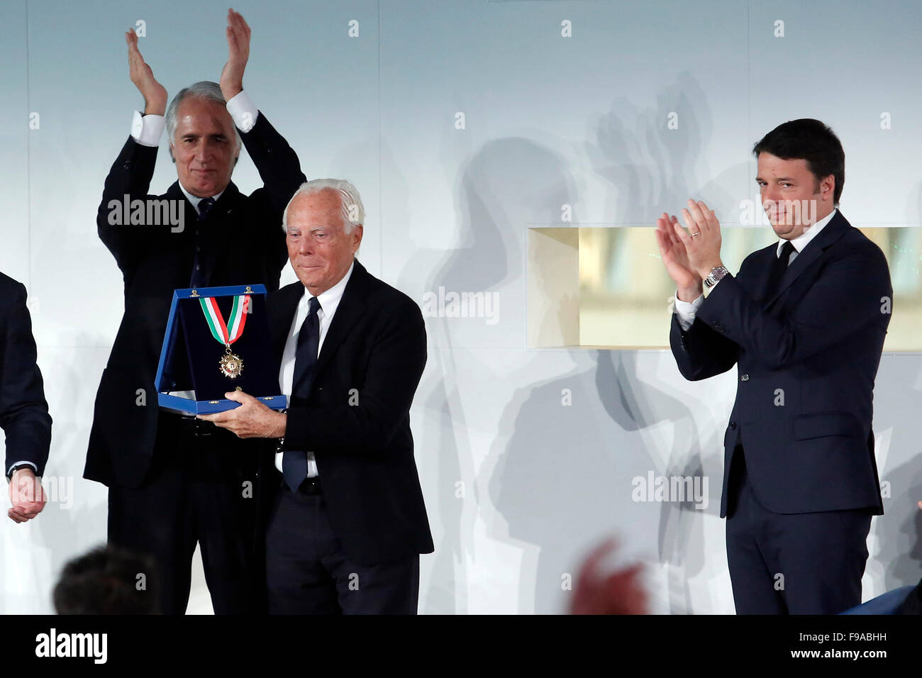 Rom, Italien. 15. Dezember 2015. Giovanni Malago', Stylist Giorgio Armani e Matteo Renzi Rom 15. Dezember 2015. Haus der Waffe des Coni. Lieferung der goldenen Kragen für Sport verdient. Samantha Zucchi Insidefoto Bildnachweis: Insidefoto/Alamy Live-Nachrichten Stockfoto