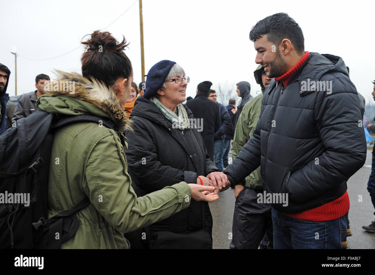 Labour Partei MEP Julie Ward (rechts) spricht mit Clare Struthers (links) von Calais Action und ein Flüchtling aus Afghanistan im Dschungel Flüchtlingslager, Calais. Stockfoto