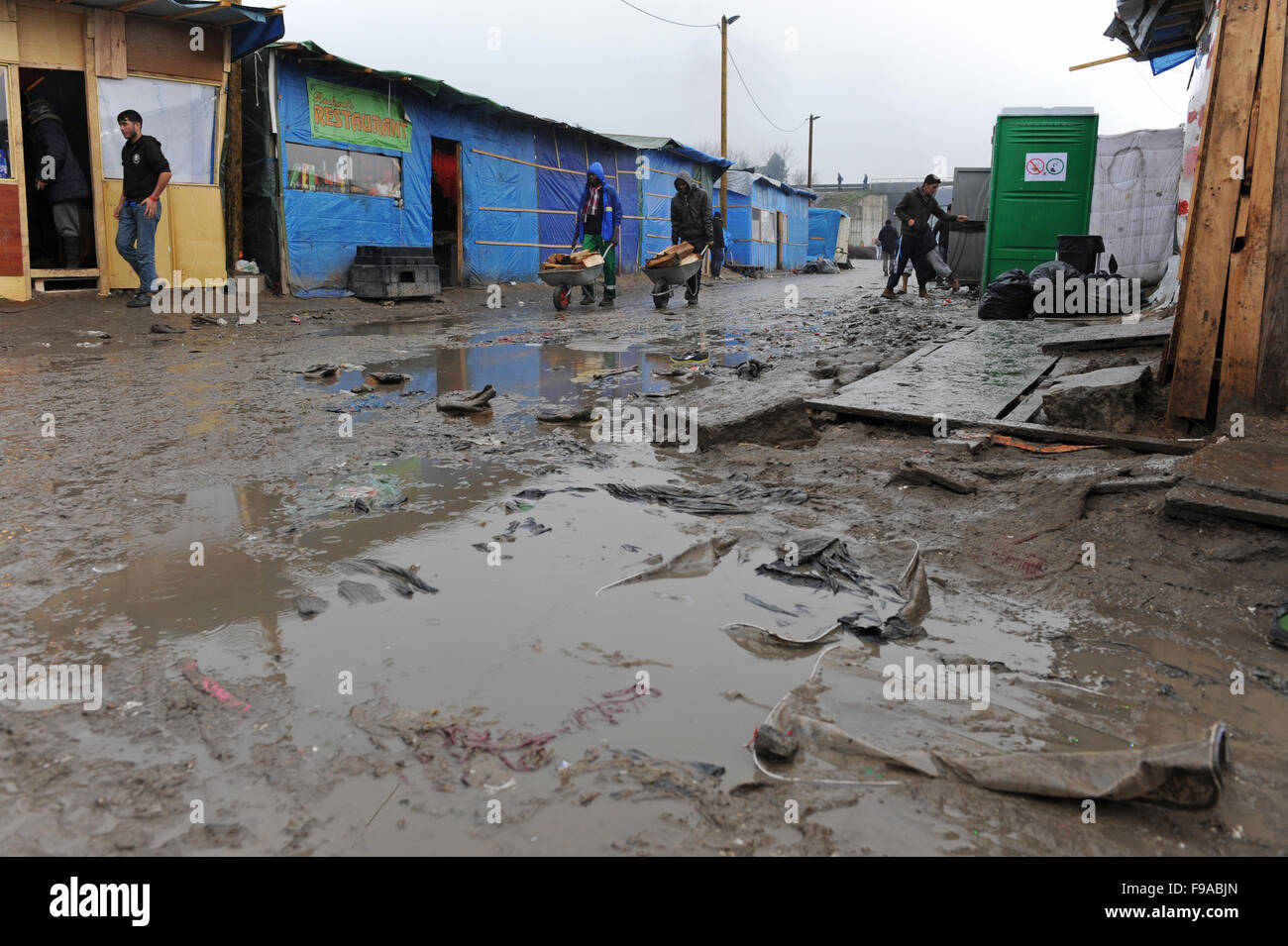 Calais, Frankreich. 13. Dezember 2015. Behelfsmäßigen Zelten und Gebäude im "Dschungel" an einem regnerischen Morgen. Das Flüchtlingslager in Calai Stockfoto