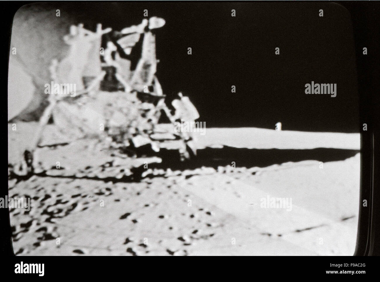 Apollo 11 Mondlandemodul und Astronaut 20. Juli 1969 in der tatsächlichen Zeit fotografiert auf dem Fernsehbildschirm in Los Angeles, Kalifornien KATHY DEWITT Stockfoto