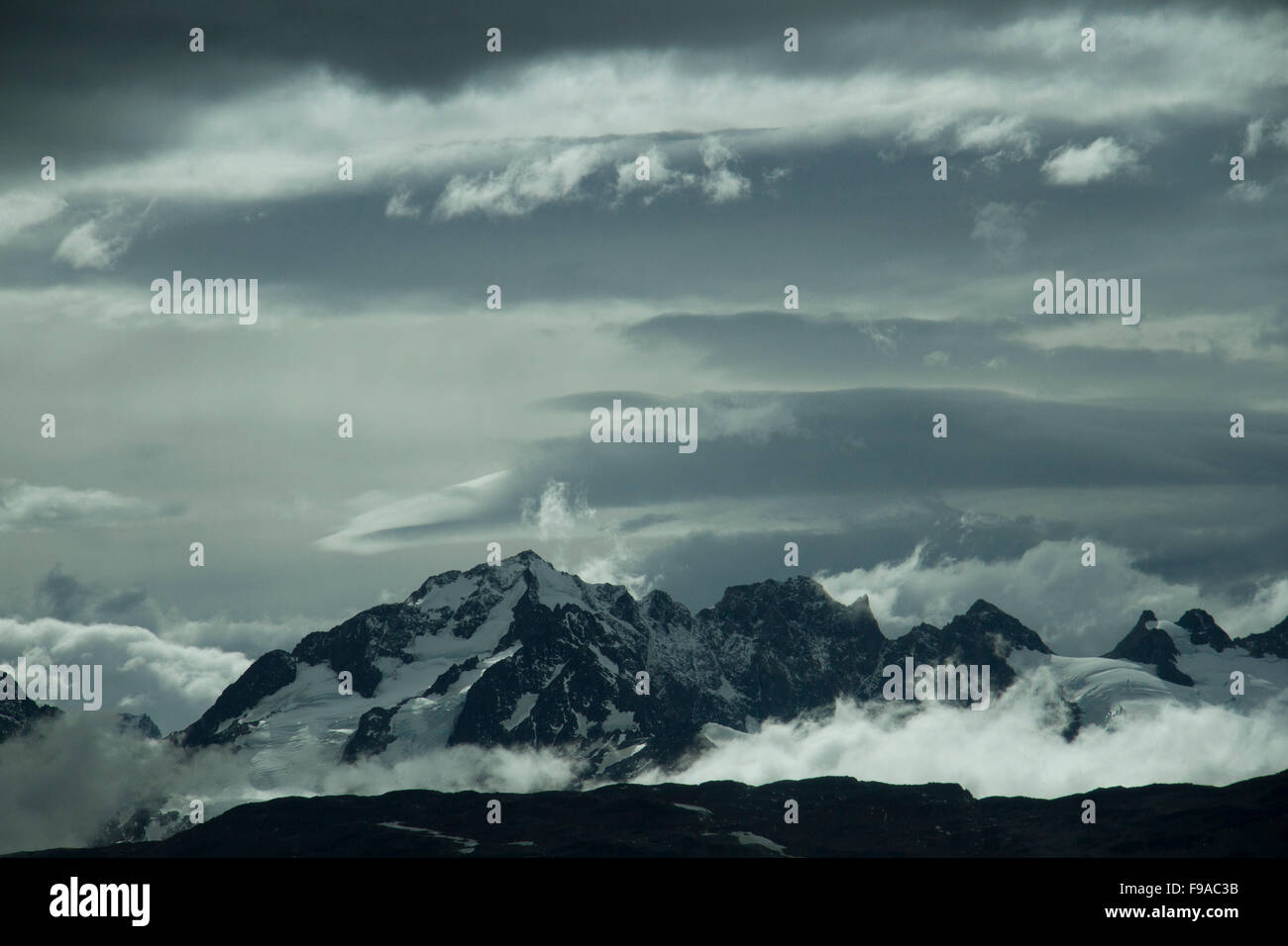 Wolken um den Gipfel der Berge in der Nähe von Aysen Gletscherregion von Patagonien, Chile. Stockfoto