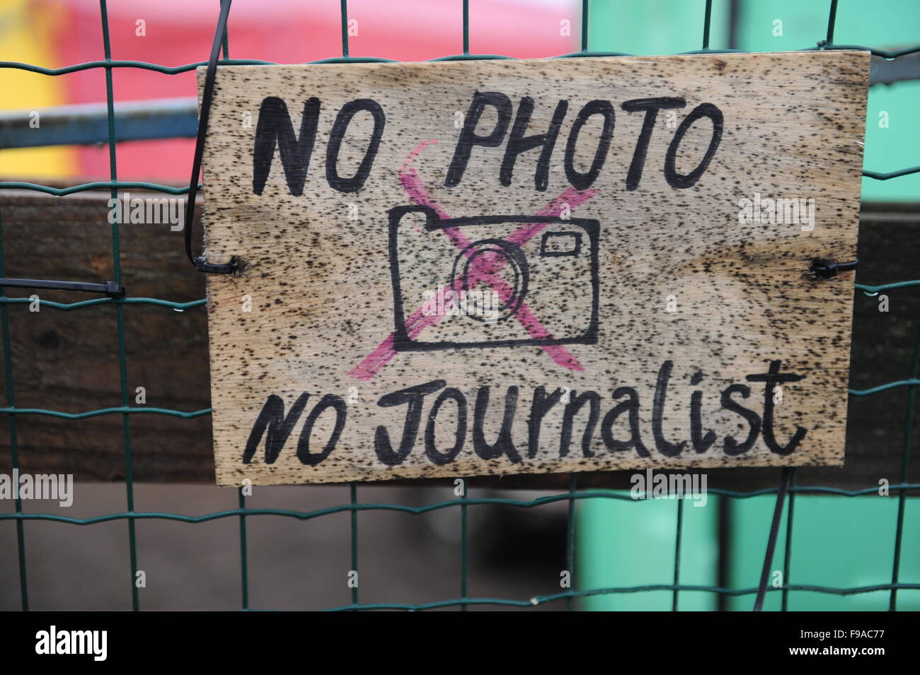 Handgemachte keine Fotos, keine Journalisten melden Sie am Eingang zu den Frauen und Kinderhaus in Calais 'Dschungel' an einem regnerischen Morgen. Stockfoto