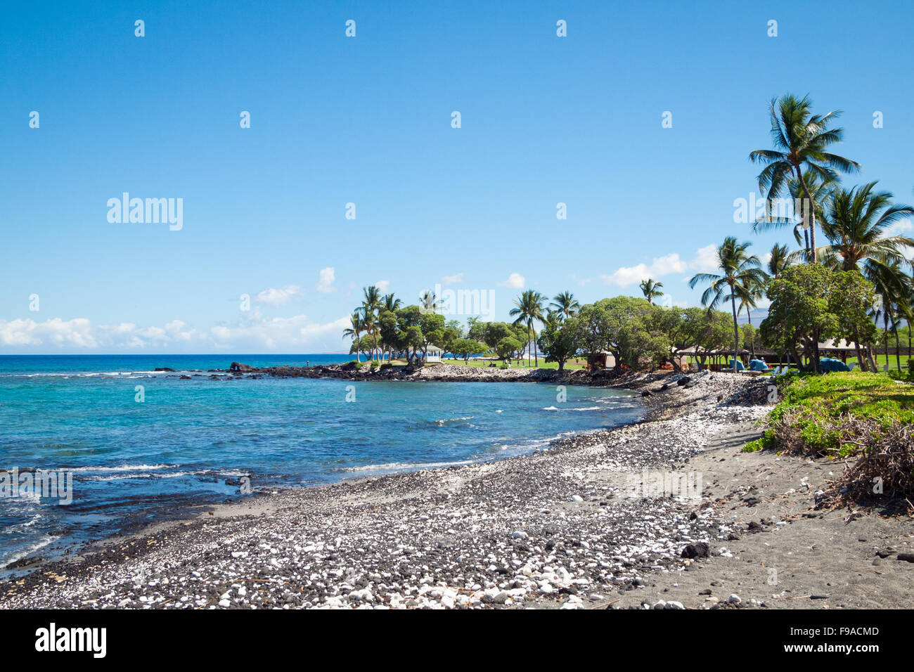Ein Blick auf die Pauoa Bucht und den Strand auf dem Gelände des Fairmont Orchid, ein Luxus-Hotel und Resort an der Kohala Coast, Hawaii. Stockfoto