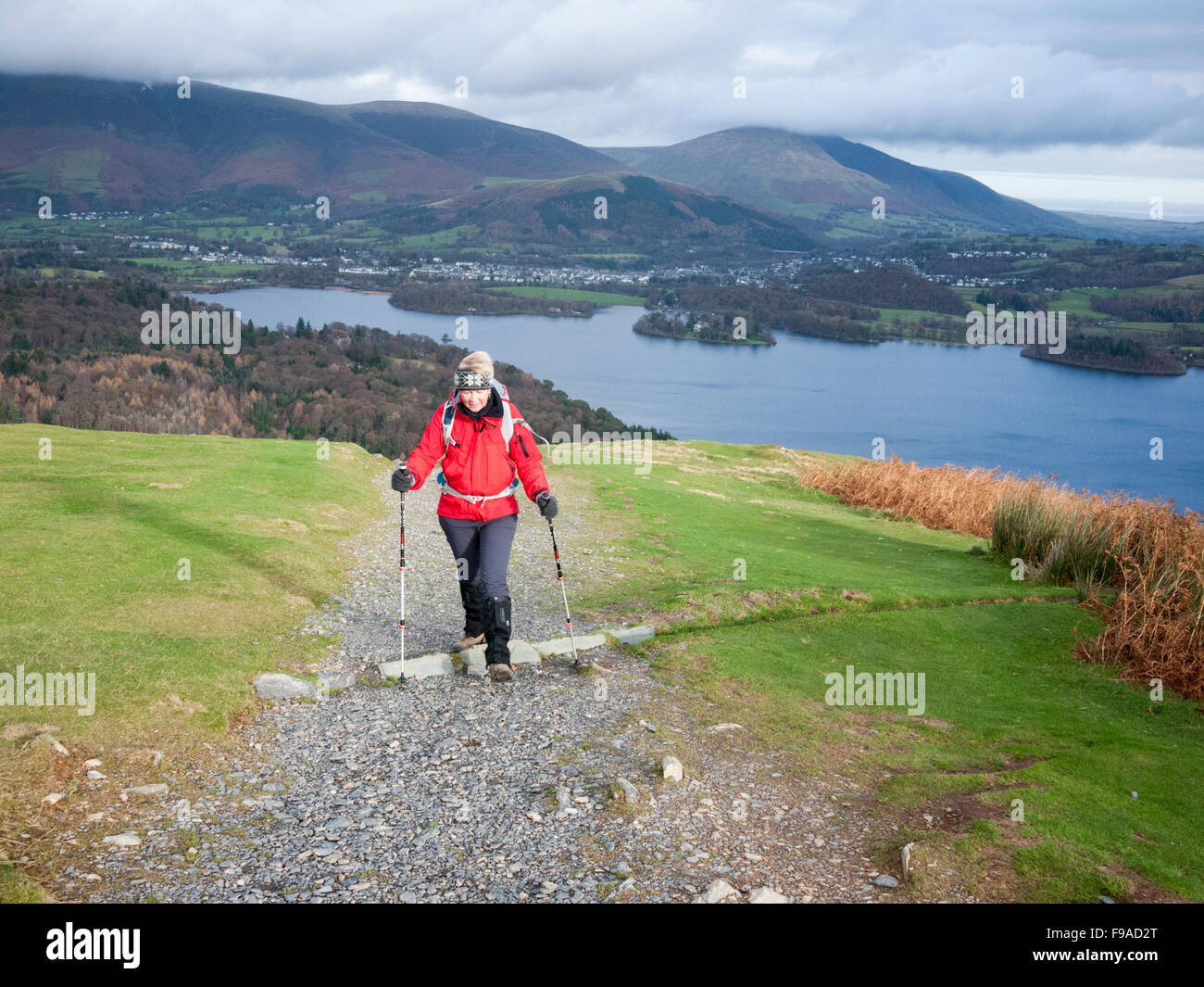 Eine Frau zu Fuß auf Cat-Glocken in der Nähe von Keswick im Lake District Cumbria UK Stockfoto