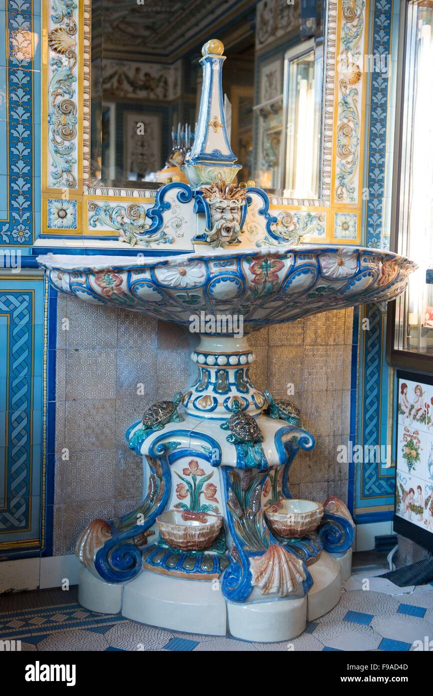 Dresden, Deutschland. 10. Dezember 2015. Die Milch-Brunnen in den Verkaufsraum im Milchladen "Pfunds Molkerei" - als ein historisches Denkmal - in Dresden, Deutschland, 10. Dezember 2015 aufgeführt. Der Milchladen Attraktion ist die 247 Quadratmeter handbemalten Fliesen von Villeroy & Boch. Foto: SEBASTIAN KAHNERT/Dpa/Alamy Live News Stockfoto