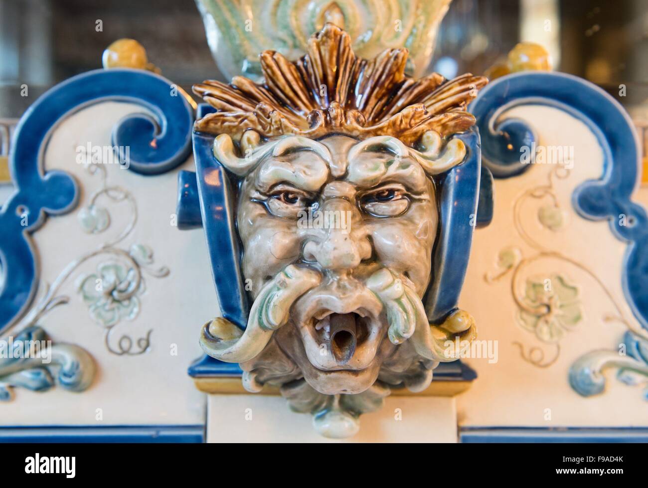 Dresden, Deutschland. 10. Dezember 2015. Der Brunnen Kopf eines Brunnens Milch in den Verkaufsraum im Milchladen "Pfunds Molkerei" - als ein historisches Denkmal - in Dresden, Deutschland, 10. Dezember 2015 aufgeführt. Der Milchladen Attraktion ist die 247 Quadratmeter handbemalten Fliesen von Villeroy & Boch. Foto: SEBASTIAN KAHNERT/Dpa/Alamy Live News Stockfoto