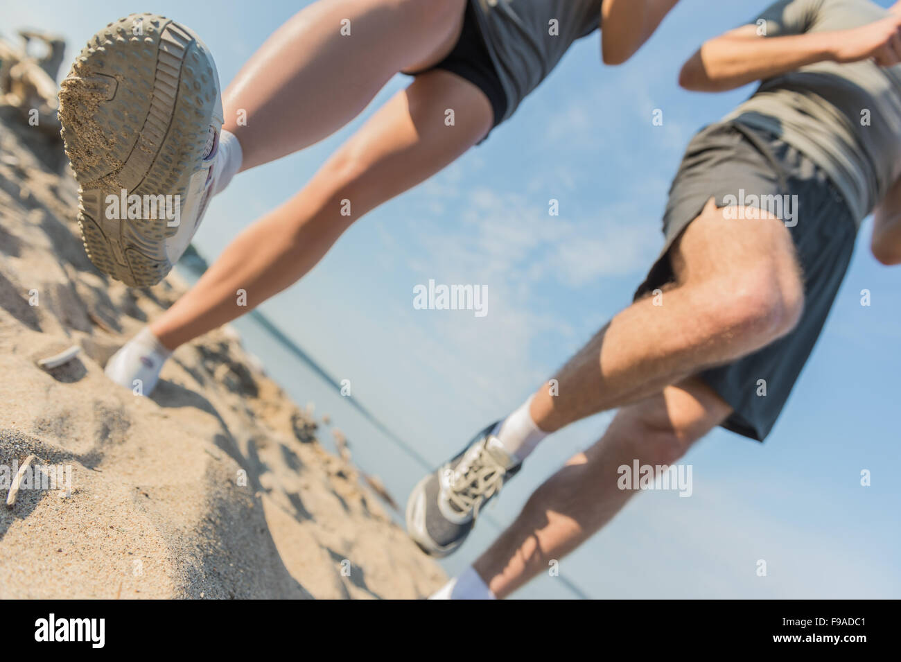 Beine Blick auf ein paar Jogging im Freien am Strand Stockfoto