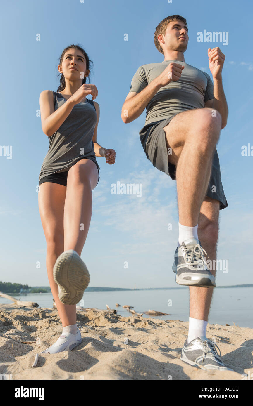 Beine Blick auf ein paar Jogging im Freien am Strand Stockfoto