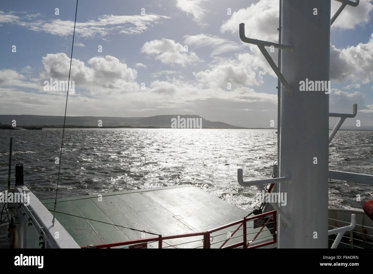 Die Fähre, Foyle Venture Köpfe in Richtung Magilligan in Nordirland mit Binevenagh-Berg im Hintergrund. Stockfoto