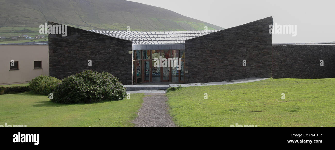 Moderne Besucherzentrum im Westen von Irland, von außen Die blasket Centre in Dunquin auf der Dingle Halbinsel, Co Kerry, Irland. Stockfoto