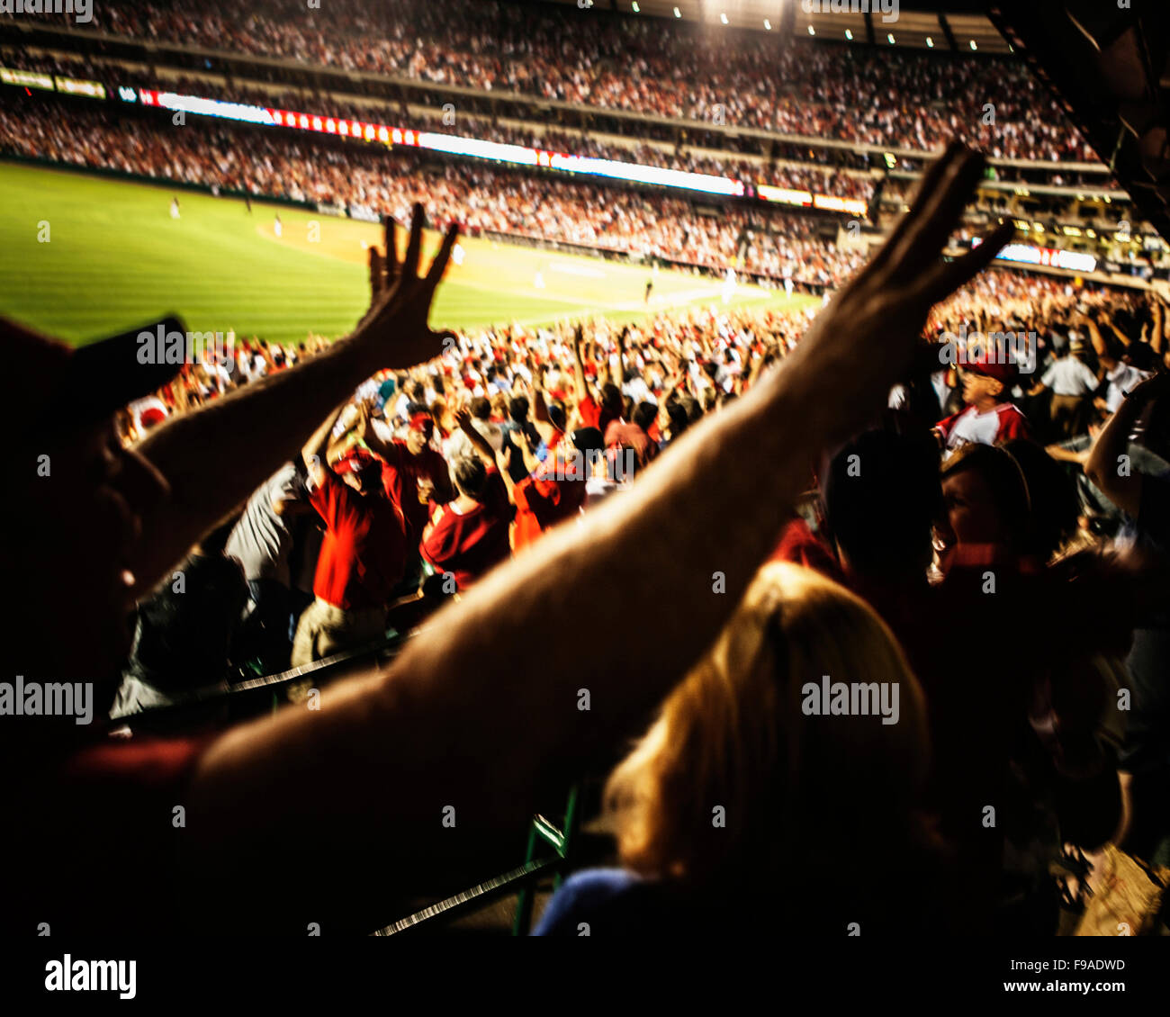 Baseball-Fans ihre Arme. Stockfoto