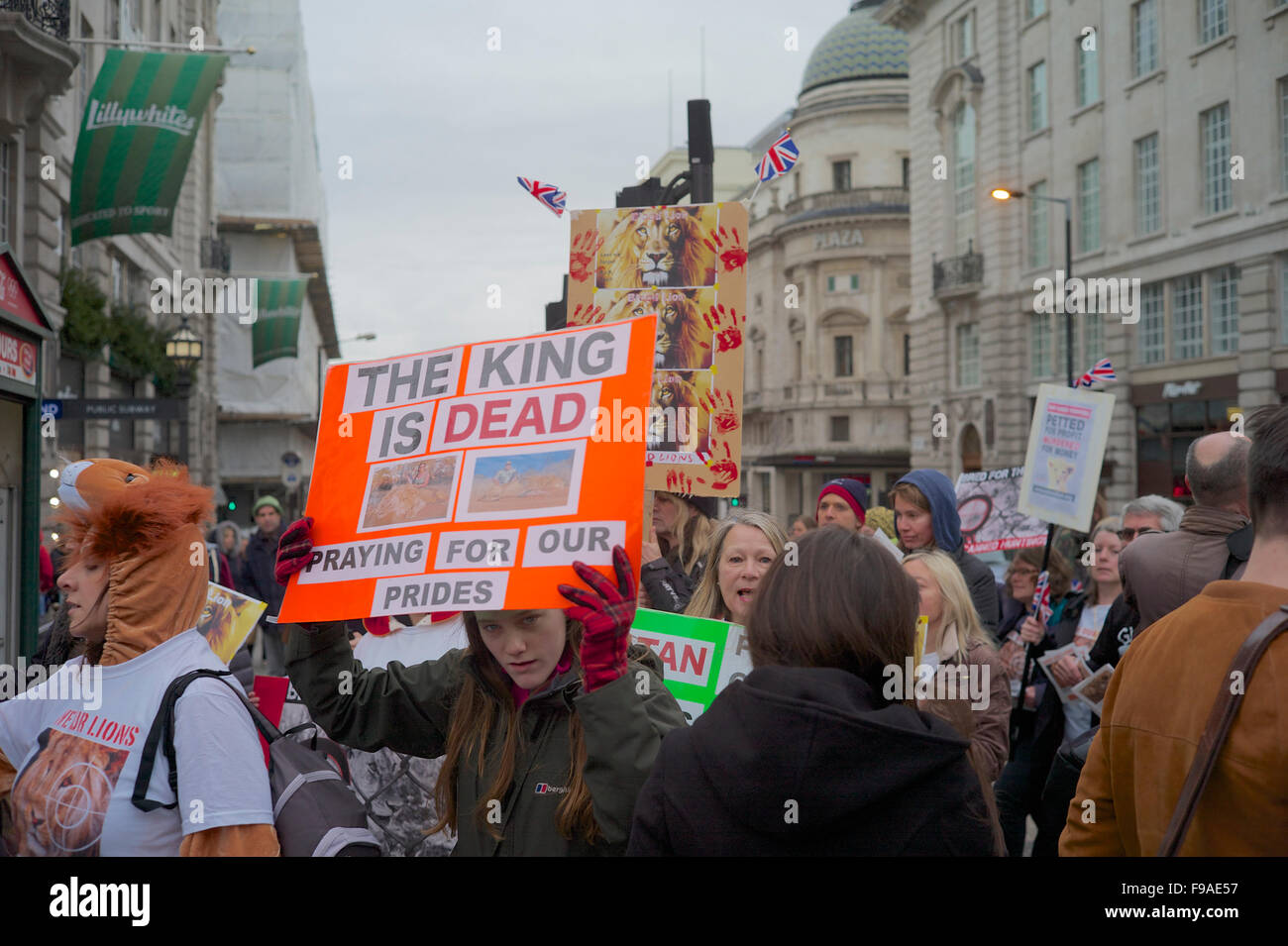 "Der König ist tot": eine Demonstration im Zentrum von London, Jagd auf Löwen zu beenden Stockfoto