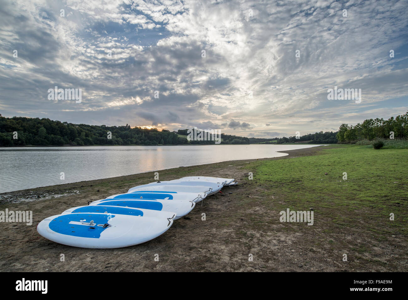 Sommer Sonnenuntergang über See Landschaft mit Freizeitboote am Ufer Stockfoto