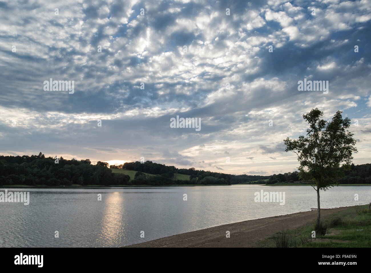 Dramatischen Sonnenuntergang über ruhige See im Sommer im englischen Landhausstil Stockfoto