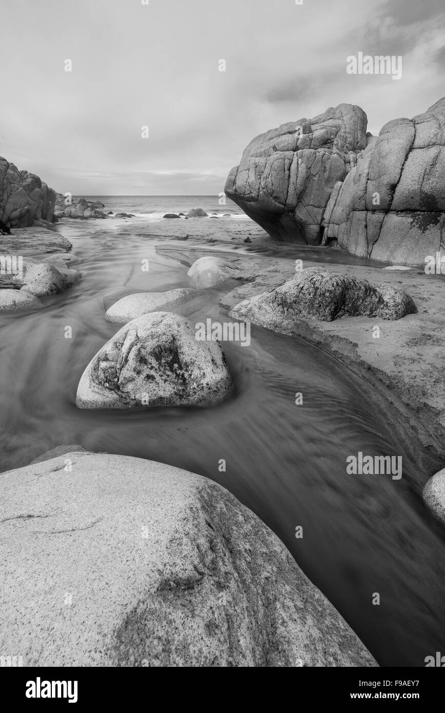 Schöner Strand Landschaft mit Pastell Farben Morgen Licht in schwarz / weiß Stockfoto