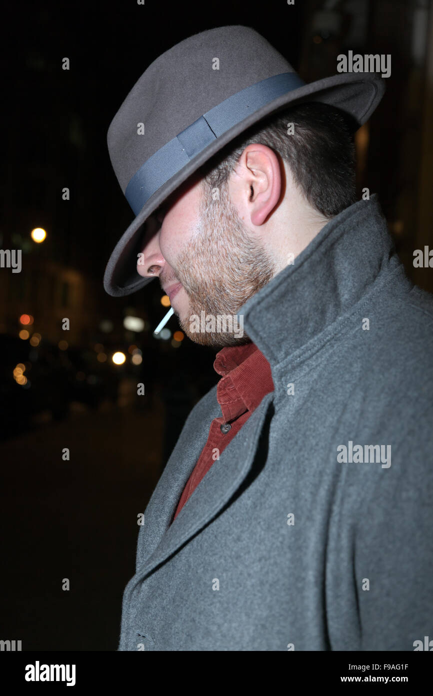 Tim Curtis vorgibt, "Phillip Marlow", p.i., außerhalb der Flatplanet Resturant, Great Marlborough Street, London. Stockfoto