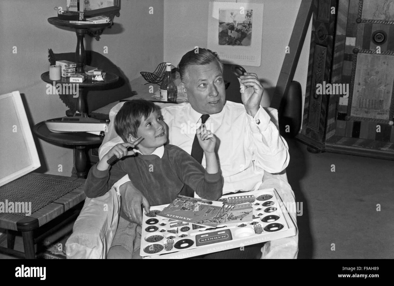 der-deutsche-schauspieler-hans-caninenberg-mit-sohn-andreas-1960er