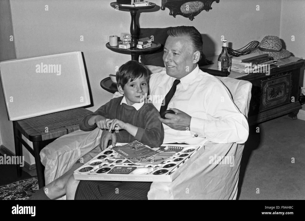 Der Deutsche Schauspieler Hans Caninenberg Mit Sohn Andreas, 1960er
