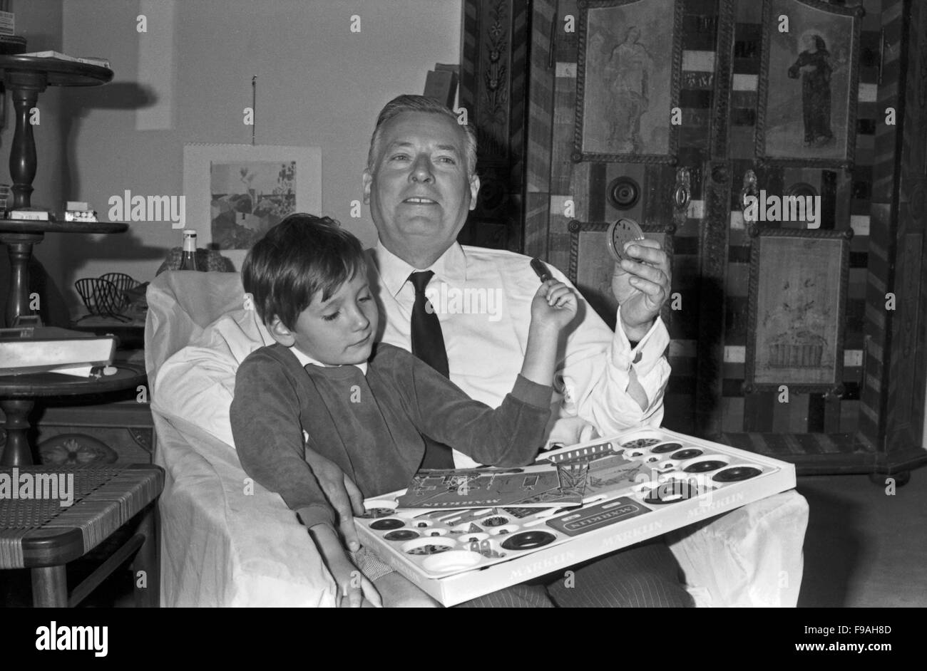 Der Deutsche Schauspieler Hans Caninenberg Mit Sohn Andreas, 1960er