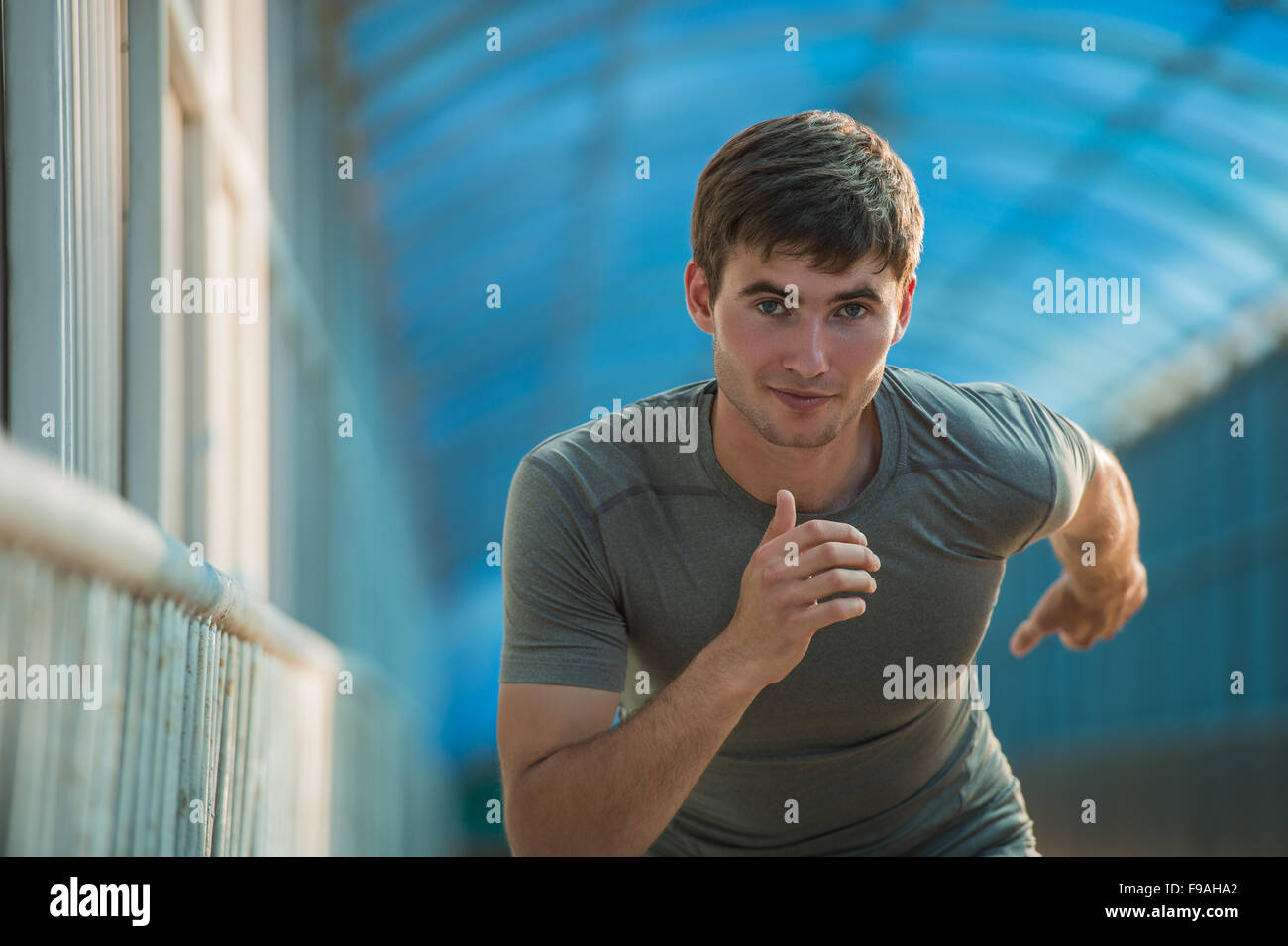 Läufer-Sportler unterwegs in der Stadt laufen. Mann Fitness Sonnenaufgang jogging Training Wellness-Konzept. Stockfoto