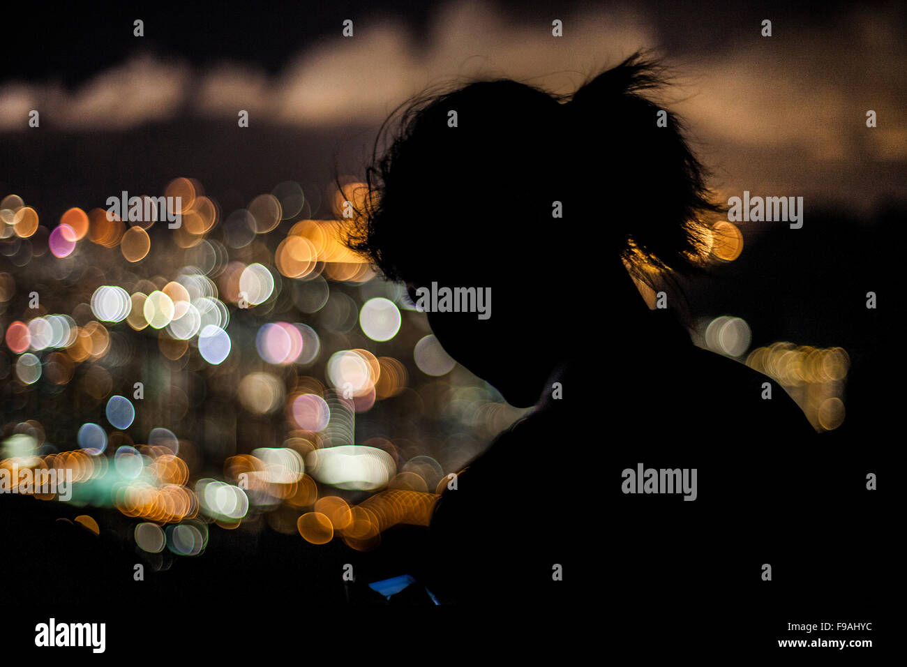 Silhouette einer Frau in einer überfüllten Stadt Stockfoto