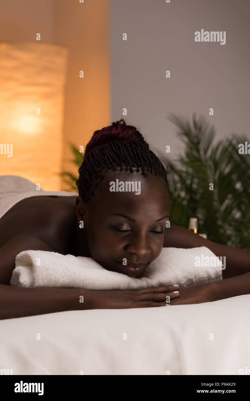 Spa-Afrikanerin in entspannenden Beauty-Salon Stockfoto