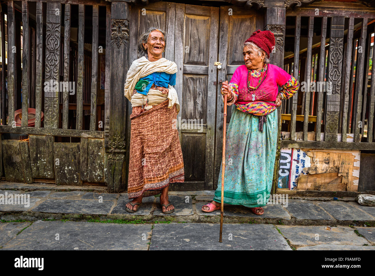 Zwei sehr alte Frauen diskutieren in der Straße von Bandipur in Nepal Stockfoto