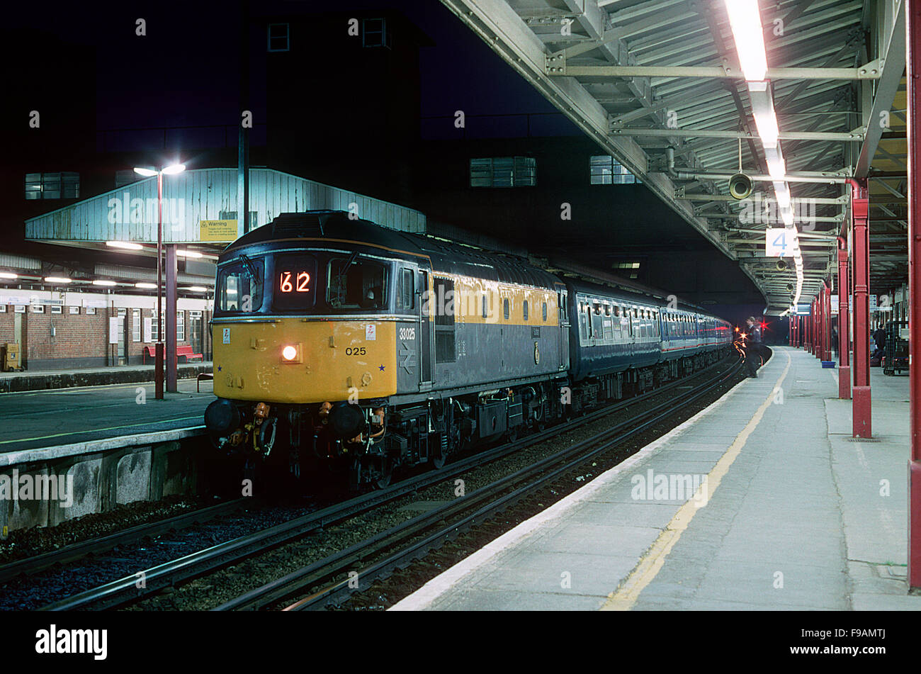 Klasse 33 Diesel Lokomotive Nr. 33025 Pausen während der Arbeit eines "Netzwerk Express" Service in Woking. 28. April 1993. Stockfoto