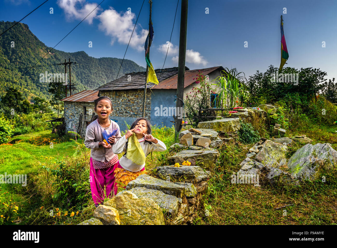 Zwei nepalesische Mädchen spielen im Garten ihres Hauses Stockfoto