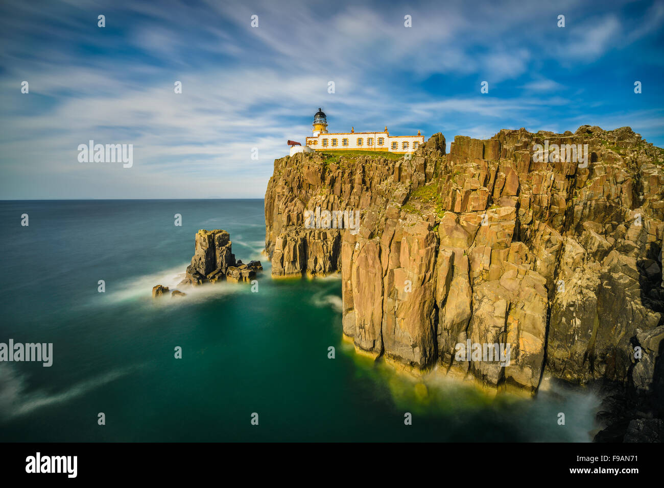 Landschaftlich Point Leuchtturm in Isle Of Skye, schottische Highlands, Vereinigtes Königreich. Langzeitbelichtung Stockfoto