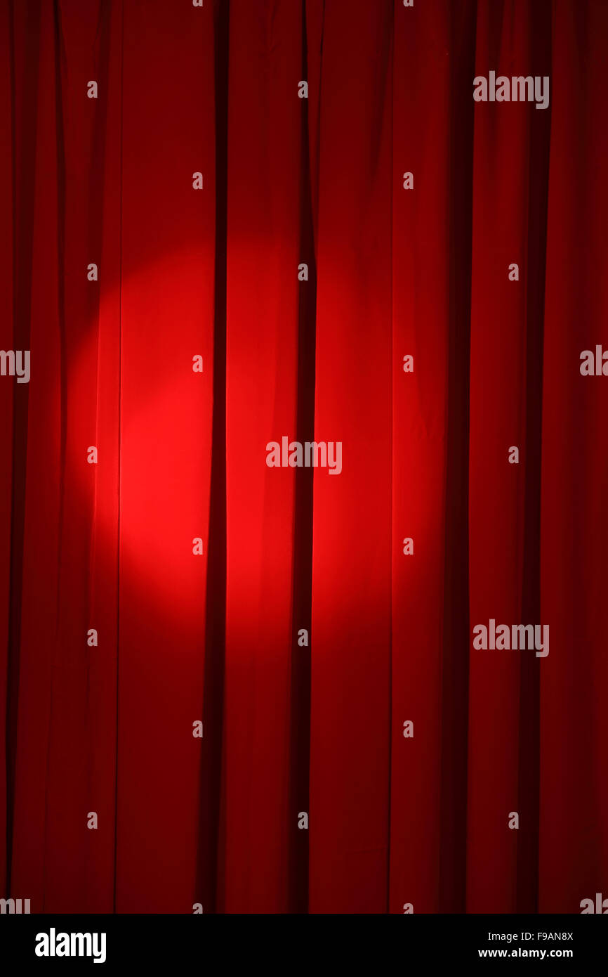 Spot-Licht auf den roten Vorhang der Bühne Stockfoto