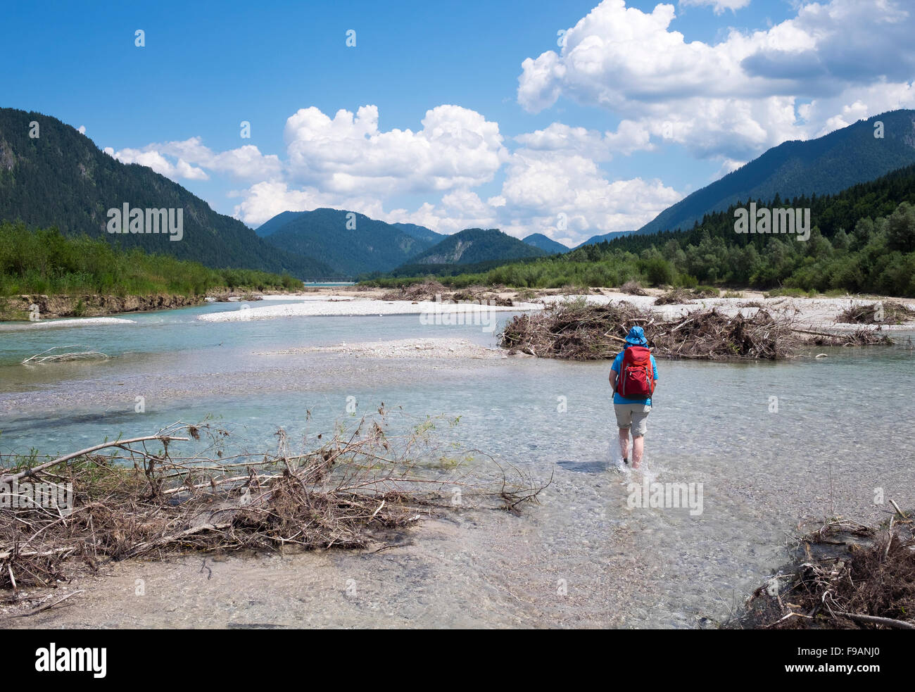 Frau zu Fuß in das Flussbett der Isar, in der Nähe von Sylvensteinspeicher Dam, Isarwinkel, Upper Bavaria, Bavaria, Germany Stockfoto