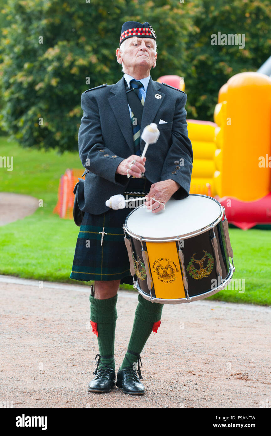 Alter Mann spielt schottische Trommel außen Crathes Castle in Aberdeenshire, Schottland. Stockfoto
