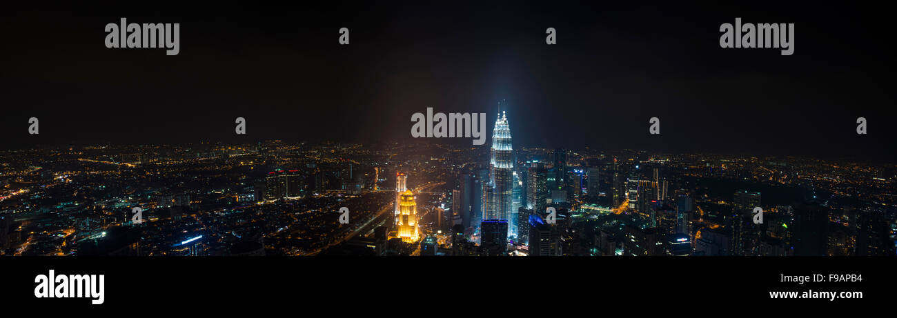 Skyline bei Nacht, Petronas Towers, Kuala Lumpur, Malaysia Stockfoto