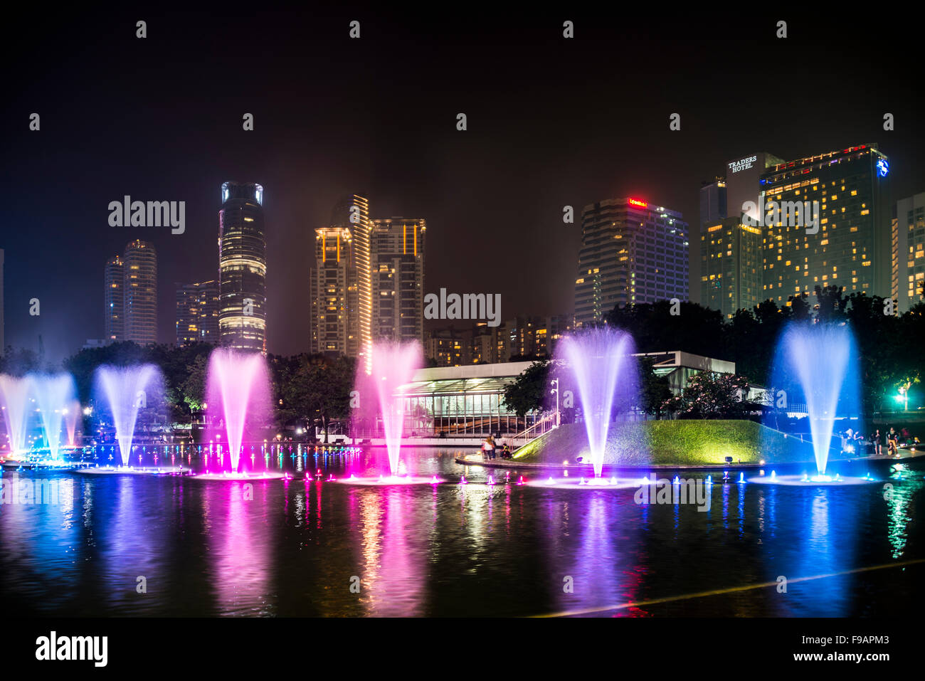 Licht zeigen, Wasser-Brunnen, Lake Symphony, Stadtpark, Wolkenkratzer, City Centre, Kuala Lumpur, Malaysia Stockfoto