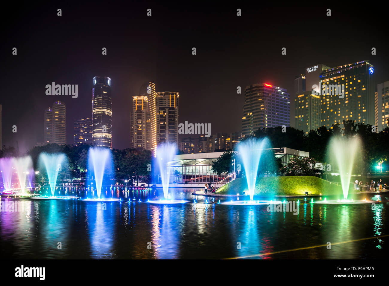 Licht zeigen, Wasser-Brunnen, Lake Symphony, Stadtpark, Wolkenkratzer, City Centre, Kuala Lumpur, Malaysia Stockfoto