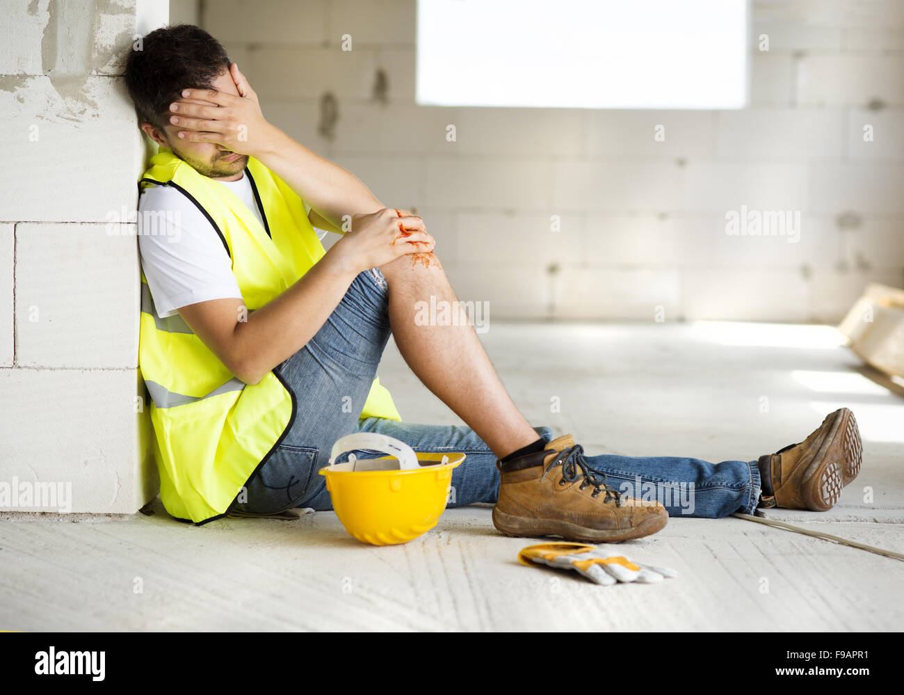 Bauarbeiter hat einen Unfall während der Arbeit am neuen Haus Stockfoto