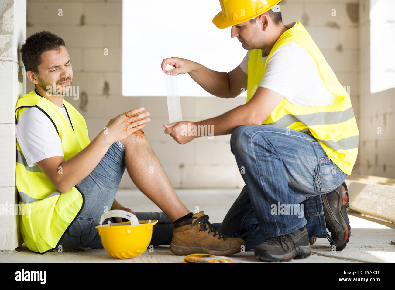 Bauarbeiter hat einen Unfall während der Arbeit am neuen Haus Stockfoto