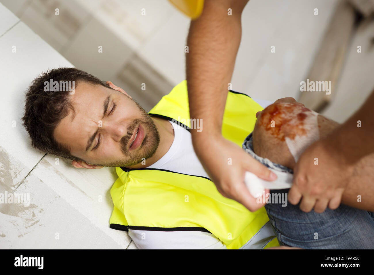 Bauarbeiter hat einen Unfall während der Arbeit am neuen Haus Stockfoto
