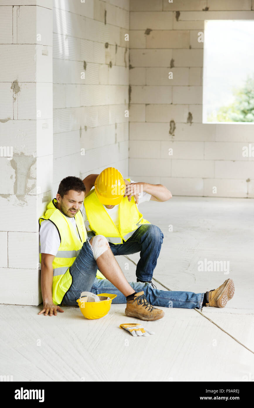 Bauarbeiter hat einen Unfall während der Arbeit am neuen Haus Stockfoto