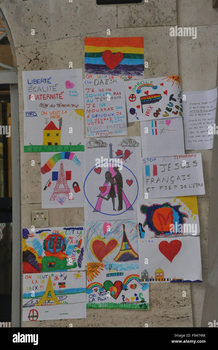 Eine Sammlung von Kinder Zeichnungen, Blumen und Kerzen sammeln außerhalb das französische Konsulat in Mailand als Bürger zahlen Respekt für die Opfer des Terrors Paris Angriffe Featuring: Atmosphäre wo: Mailand, Italien bei: 14. November 2015 Stockfoto