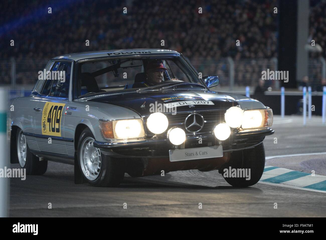 Stuttgart, Deutschland. 12. Dezember 2015. Österreichischen ehemaligen Formel1-Rennfahrer Niki Lauda in einem Mercedes-Benz 500 SL Rallye bei den Mercedes-Benz Sterne & Autos der Mercedes-Benz Arena in Stuttgart, Deutschland, 12. Dezember 2015. Foto: DENIZ CALAGAN/Dpa/Alamy Live News Stockfoto