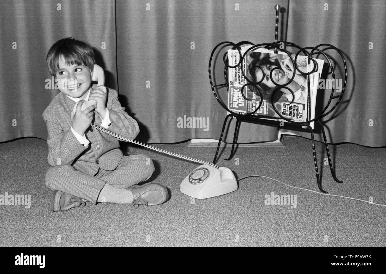 Der Kinderstar Klaus G. Koop bin Telefon Zuhause in Nieder-Olm Bei Mainz, Deutschland 1960er Jahre. Kind-star Klaus G. Koop am Telefon zu Hause in Nieder-Olm in der Nähe von Mainz, den 1960er Jahren. 24x36swNeg271 Stockfoto