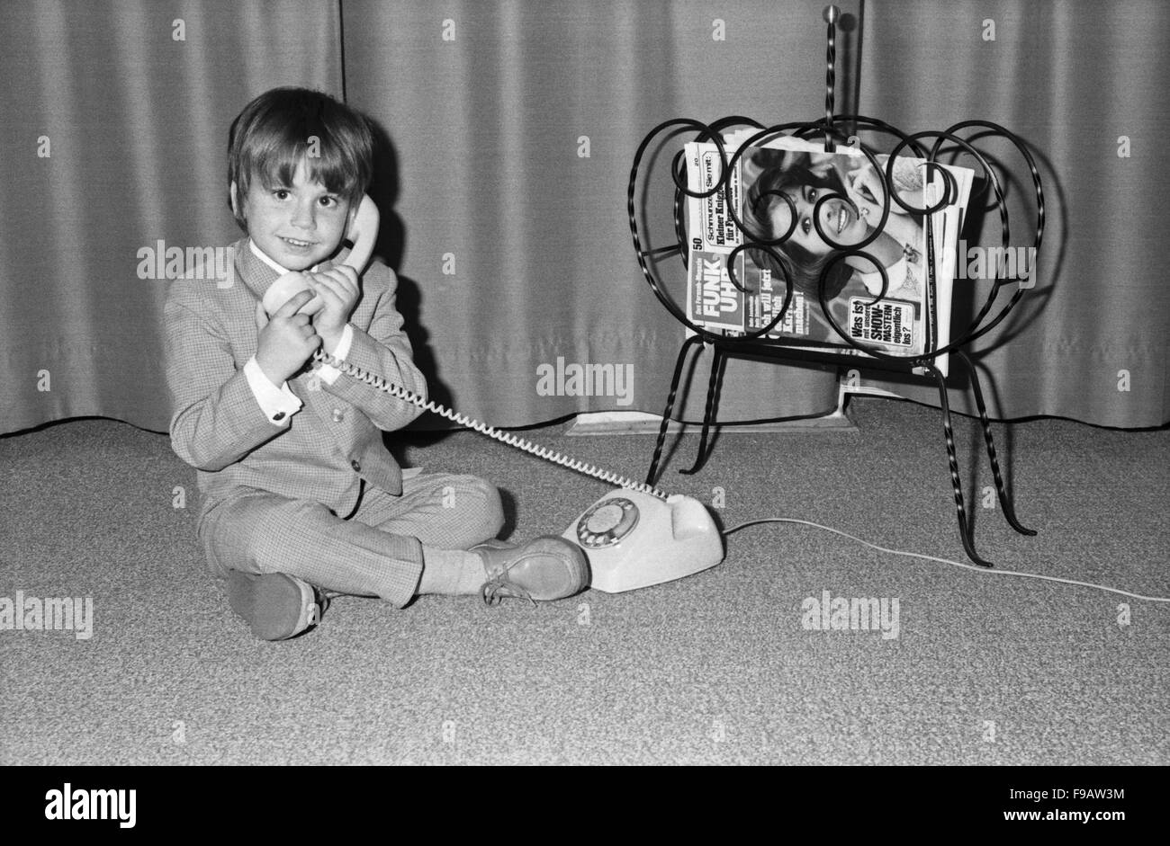 Der Kinderstar Klaus G. Koop bin Telefon Zuhause in Nieder-Olm Bei Mainz, Deutschland 1960er Jahre. Kind-star Klaus G. Koop am Telefon zu Hause in Nieder-Olm in der Nähe von Mainz, den 1960er Jahren. 24x36swNeg271 Stockfoto