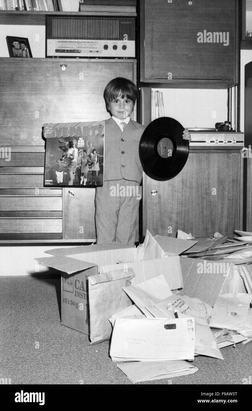Der Kinderstar Klaus G. Koop in Nieder-Olm Bei Mainz, Deutschland 1960er Jahre Zuhause. Kind-star Klaus G. Koop zu Hause in Nieder-Olm in der Nähe von Mainz, den 1960er Jahren. 24x36swNeg271 Stockfoto