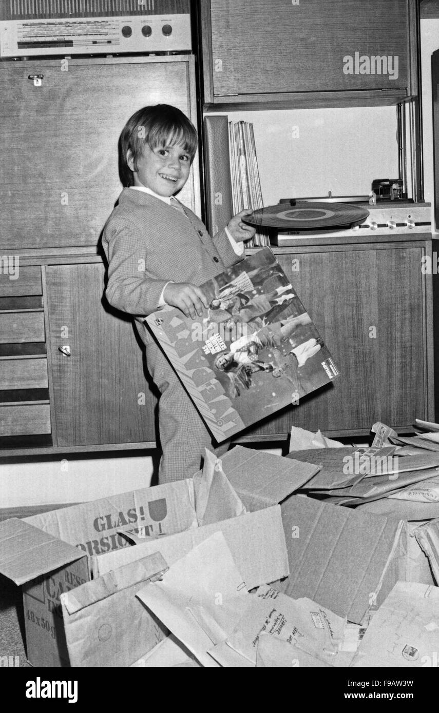 Der Kinderstar Klaus G. Koop in Nieder-Olm Bei Mainz, Deutschland 1960er Jahre Zuhause. Kind-star Klaus G. Koop zu Hause in Nieder-Olm in der Nähe von Mainz, den 1960er Jahren. 24x36swNeg271 Stockfoto