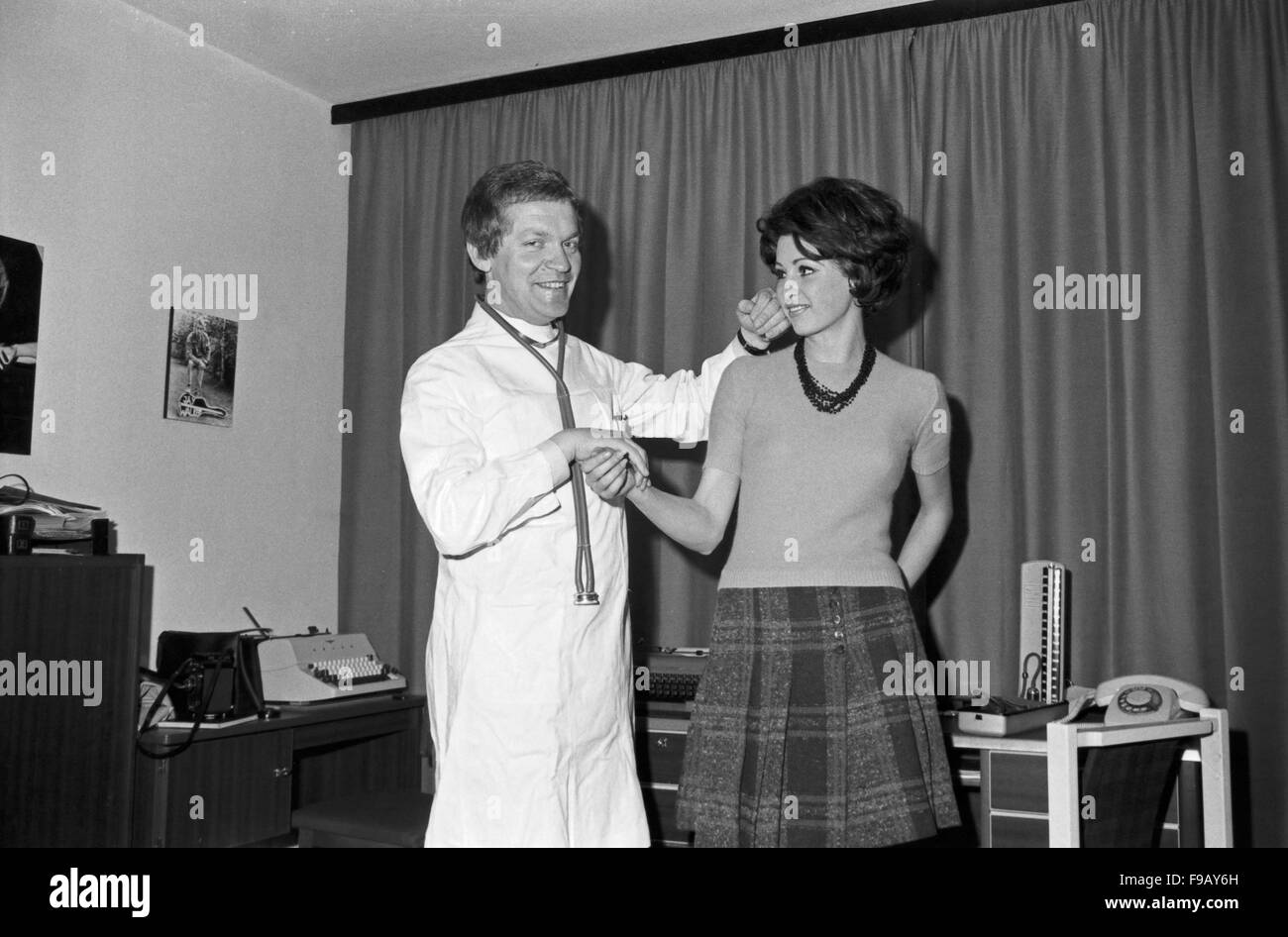 Joe Raphael Bei Einem Doktorspiel Mit Einer Kollegin, 1960er Jahre ...