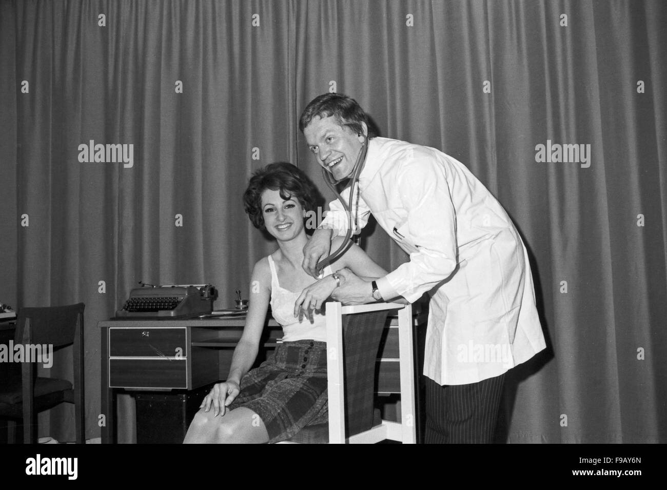 Joe Raphael Bei Einem Doktorspiel Mit Einer Kollegin, 1960er Jahre ...