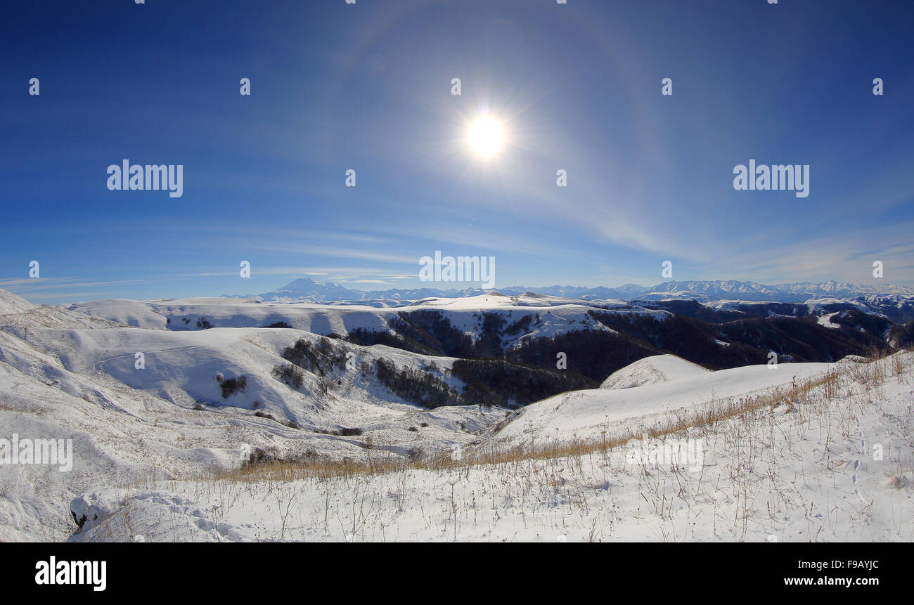 Großen Halo um die Sonne an einem Wintertag in Berge Elbrus. Nordkaukasus, Russland. Stockfoto